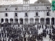 Photo précédente de Bar-sur-Aube Manifestations Vinicoles - Sur un ordre du Gouvernement, les soldats du 109e procèdent à l'enlèvement des emblèmes séditieux, vers 1911 (carte postale ancienne).