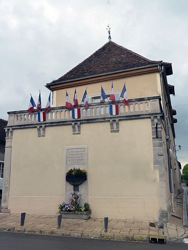 Le monument aux morts - Bar-sur-Seine