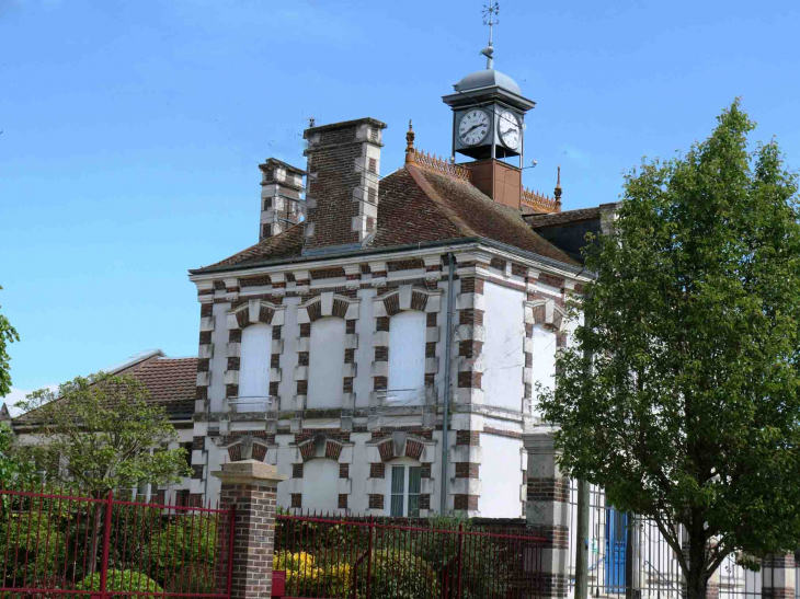 La mairie surmontée d'un clocheton - Bernon