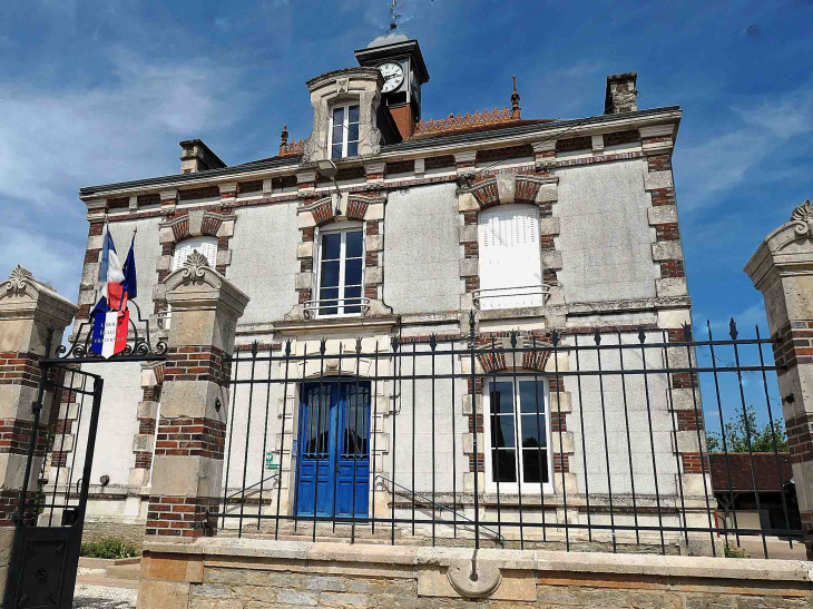 L'entrée de la mairie - Bernon