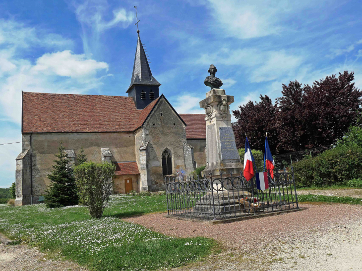 Le monument aux morts devant l'église - Bernon