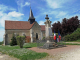 le monument aux morts devant l'église