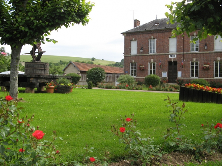 Mairie et pressoir de Bérulle.