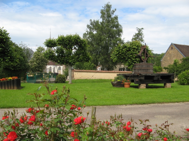 Devant la Mairie de Bérulle, le pressoir et l'église.