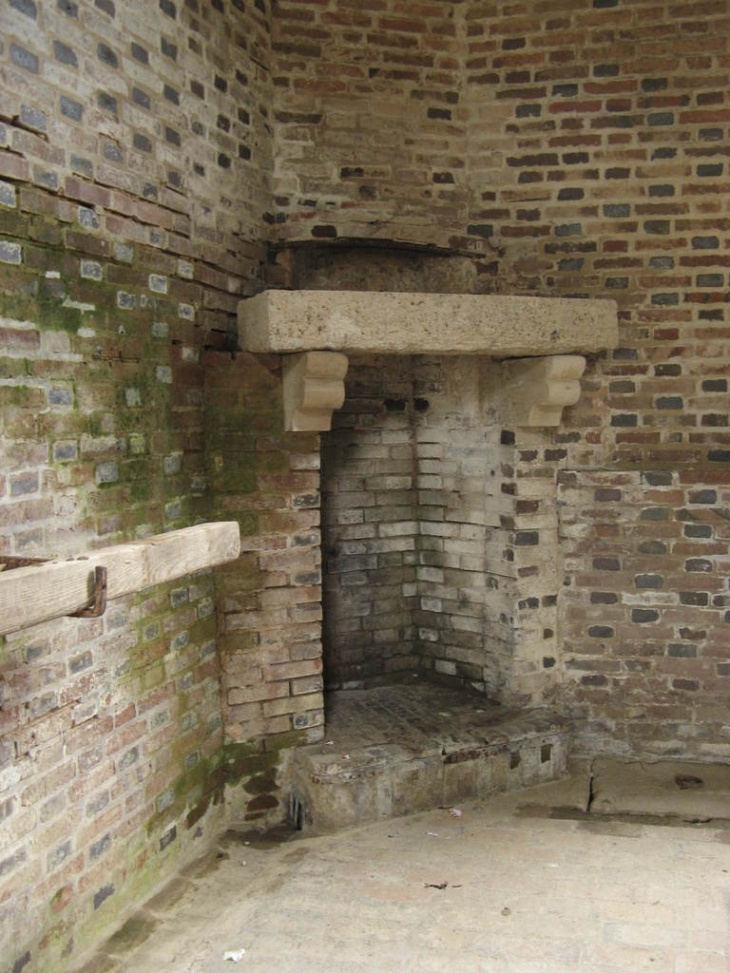 Âtres des lavandières du lavoir de Bérulle.