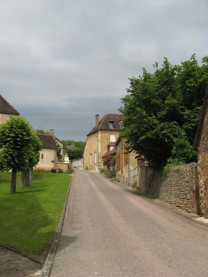 Bérulle, ruelle derrière l'église.