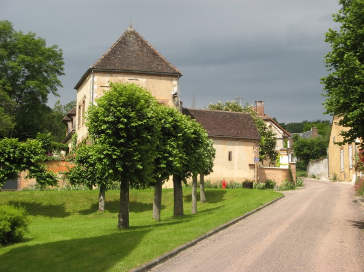 Derrière l'église de Bérulle.