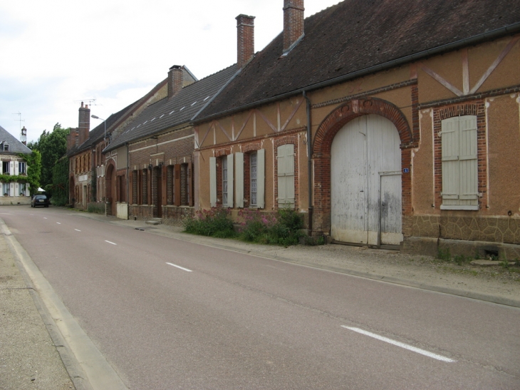 Bérulle, maisons et porches arrondis caractéristiques de cette région d'Othe.