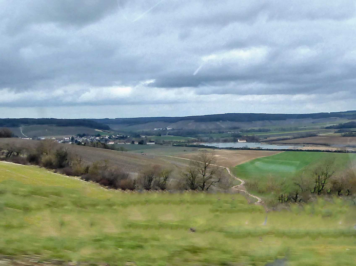 Le village et l'étang vus de l'autoroute - Bligny