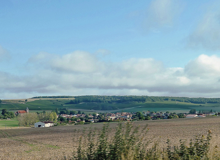 Le village vu de l'autoroute A5 - Champignol-lez-Mondeville