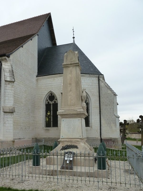 L'église et le monument aux morts - Chennegy