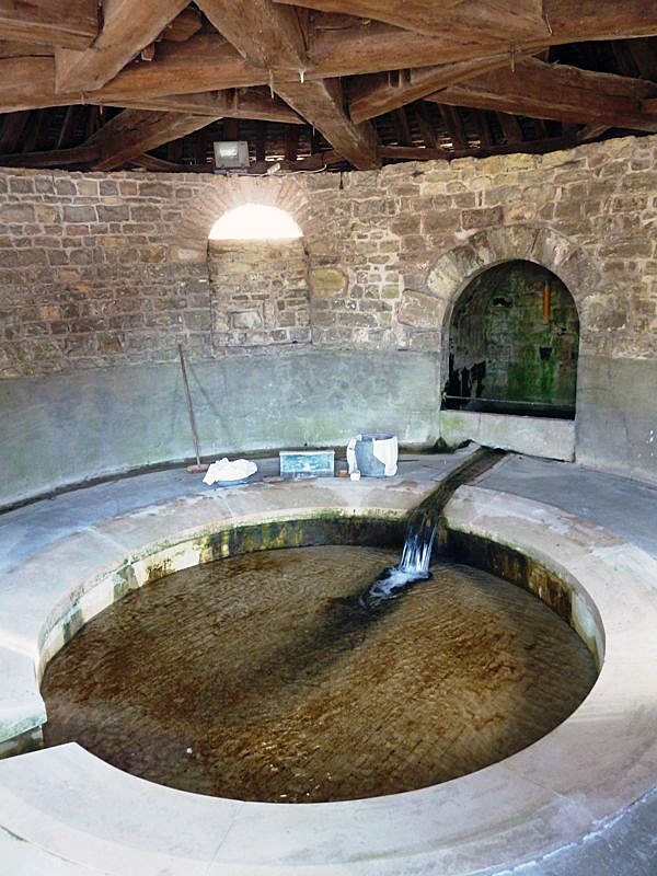 L'intérieur du lavoir - Colombé-le-Sec