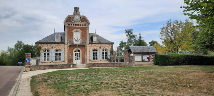 Belle architecture pour cette mairie du petit village de Courceroy