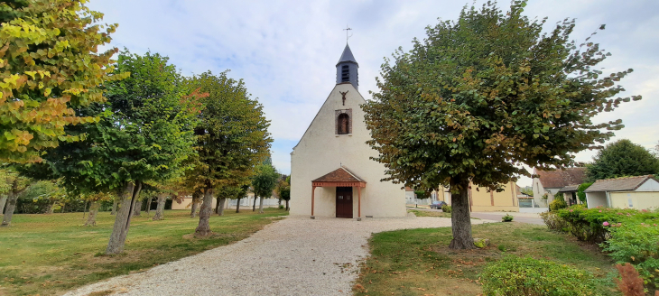 Place de l'église de Courceroy.