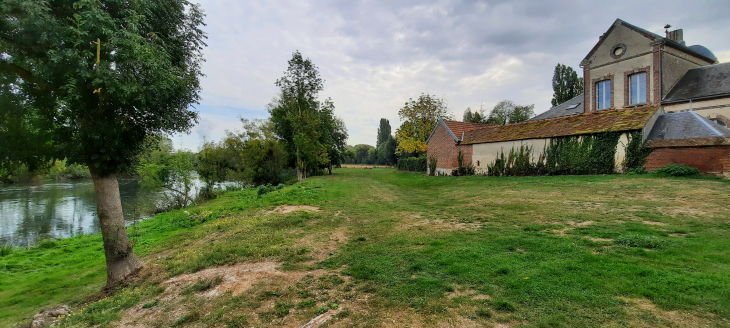 L'arrière de la mairie de Courceroy en bord de la Seine.