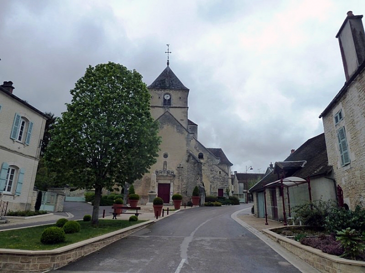 Vers l'église - Courteron