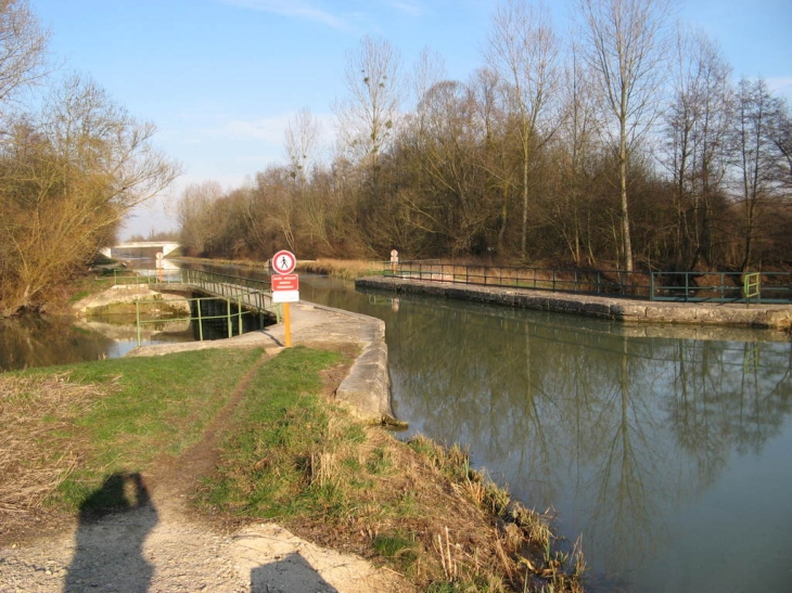 Pont canal à Crancey