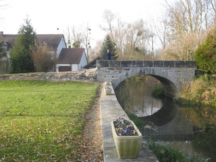 Pont romain vers chemin des Cario - Crancey