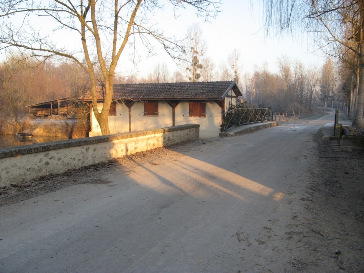 Pont sur le ru de Pars et le lavoir-cabane de chasse à Crancey