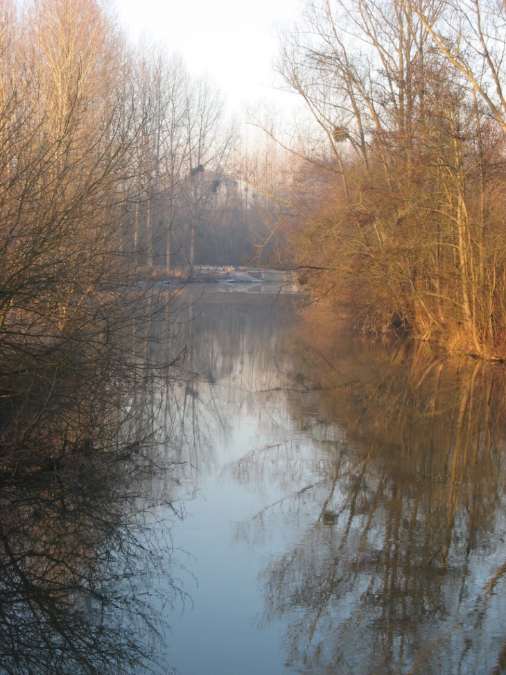 Ru de Pars avec au fond le pont Canal - Crancey