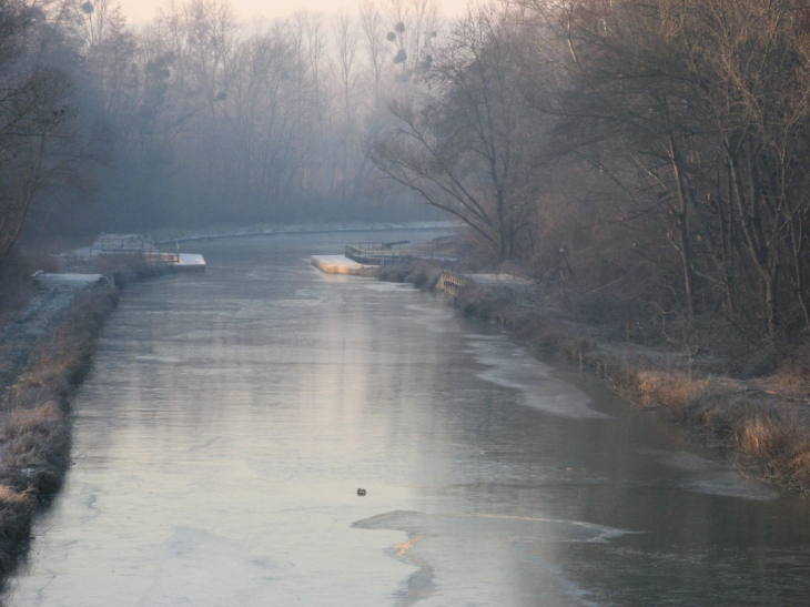 Canal gelé avec au fond le pont canal - Crancey