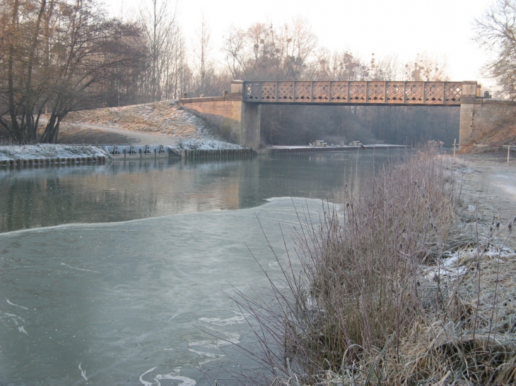 Pont métallique sur le canal gelé - Crancey