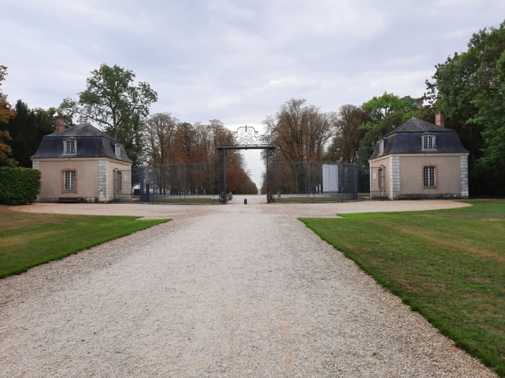 L'entrée du château de la Motte-Tilly avec ses deux pavillons...