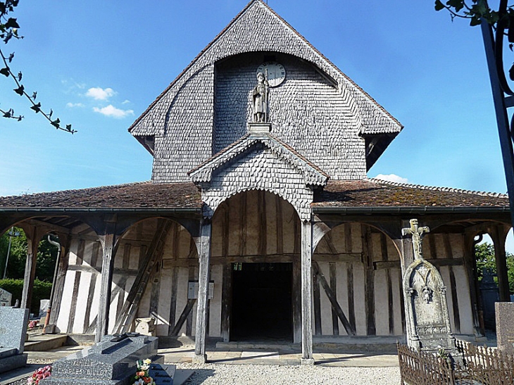 Le porche en bois de l'église - Lentilles