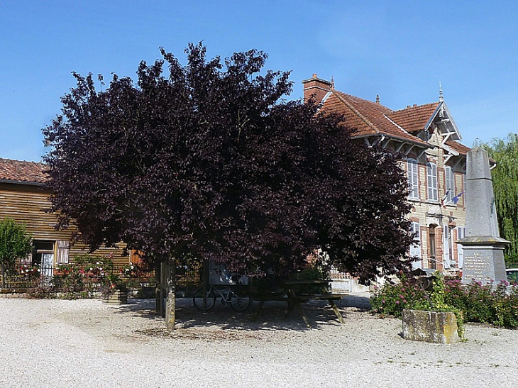 La mairie et le monument aux morts - Lentilles