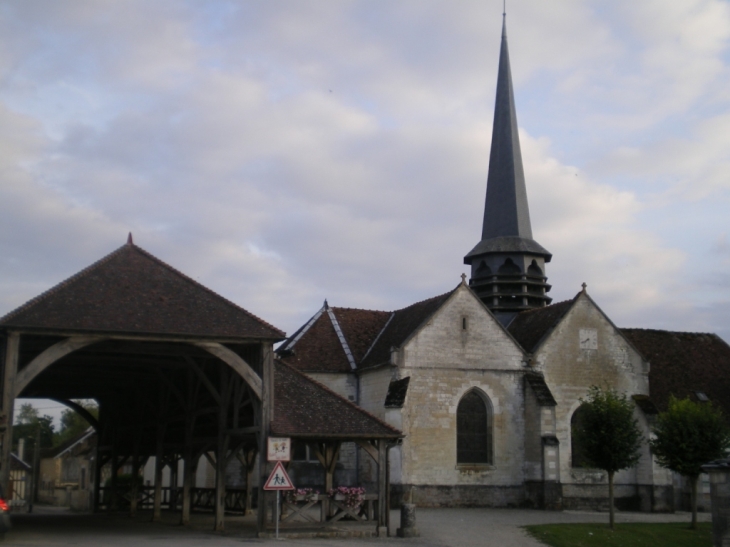 Halle et Eglise St Pierre Es Liens - Lesmont