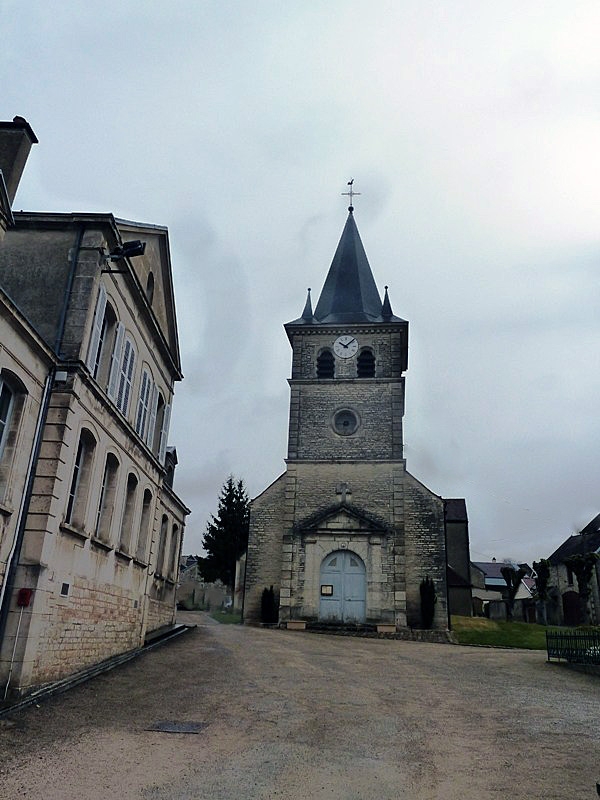 Vers l'église - Loches-sur-Ource