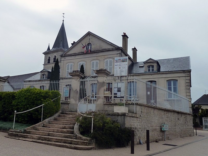 La mairie et l'église - Loches-sur-Ource