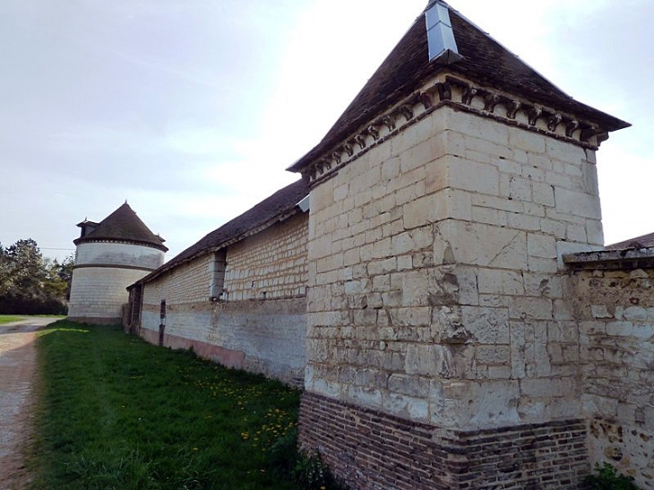 Le mur d'enceinte du château - Messon