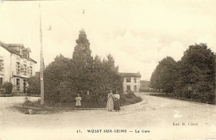 Place de la gare - Mussy-sur-Seine