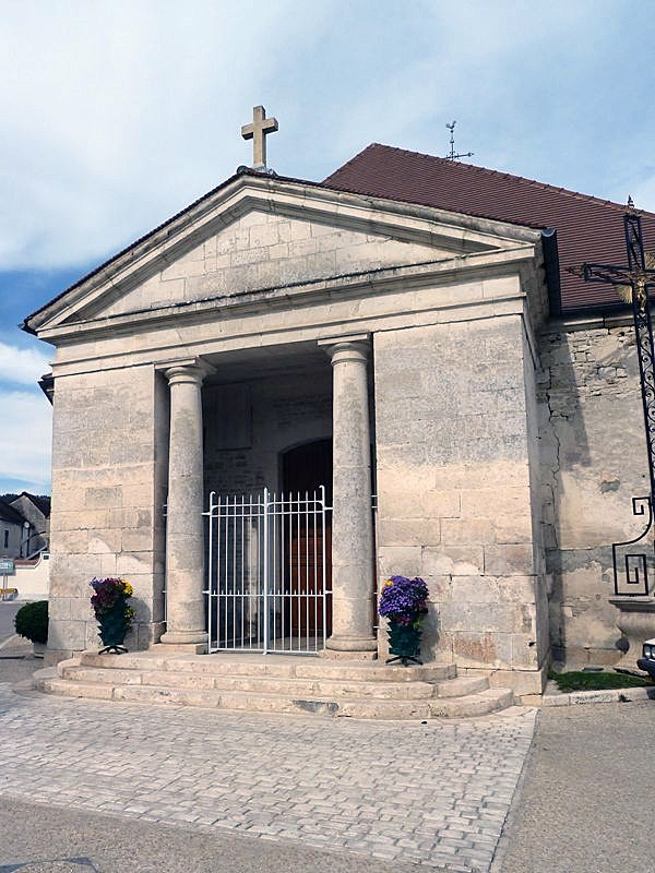 L'entrée de l'église - Neuville-sur-Seine