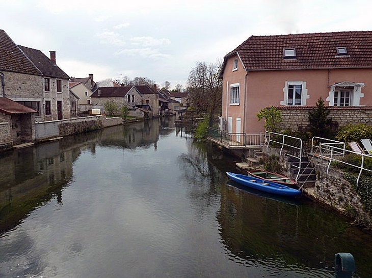 Embarcadère sur la Seine - Neuville-sur-Seine