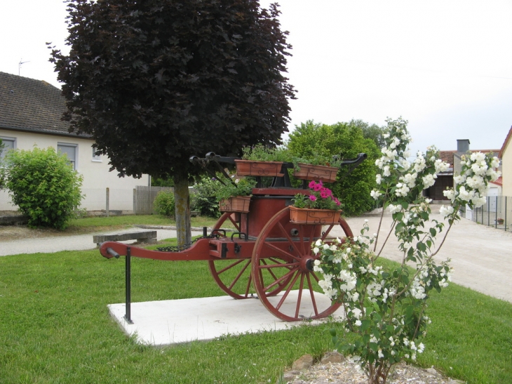 Pompe de pompiers à balancier, rue principale. - Pars-lès-Romilly