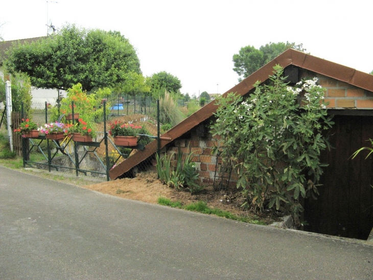 Aspect extérieur du lavoir rue de l'Eglise. - Pars-lès-Romilly