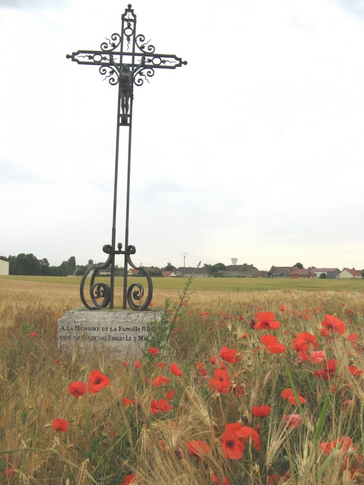 Croix métallique sortie du village vers Gélannes - Pars-lès-Romilly