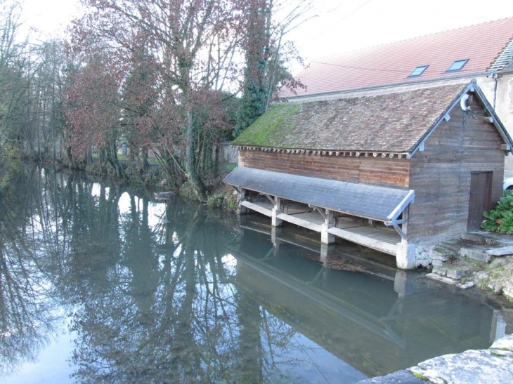 Ancien lavoir du village... - Pont-sur-Seine