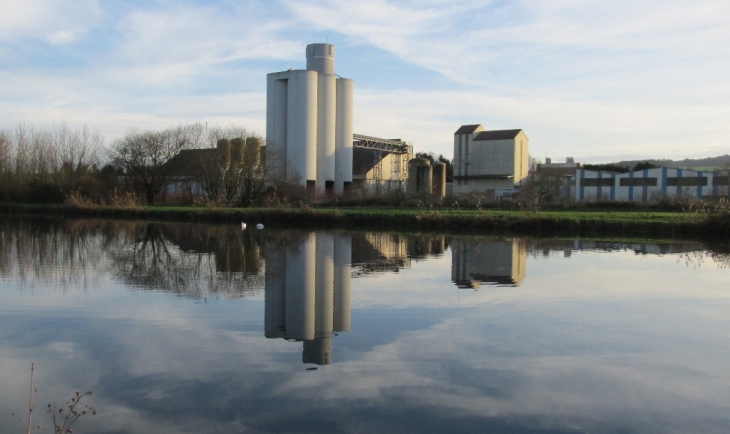 Silo du groupe Soufflet et reflet dans l'eau du canal... - Pont-sur-Seine