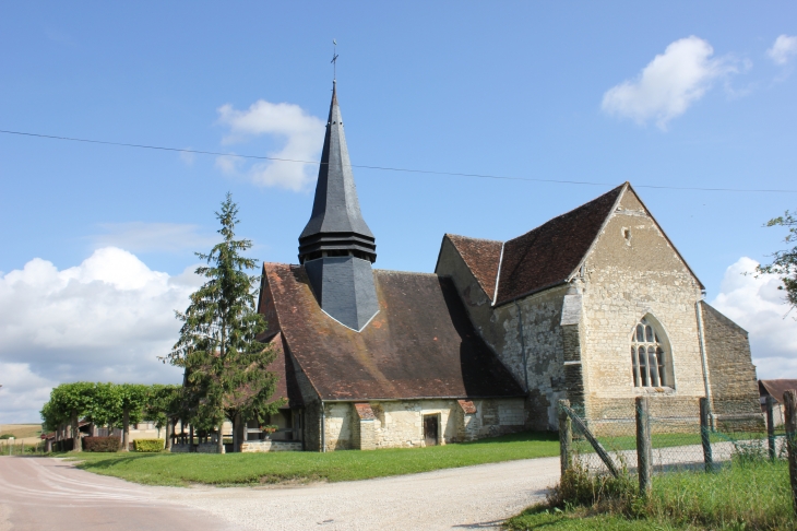 Cette magnifique église champenoise comprend des vestiges remarquables de l'architecture de la fin du XIème siècle. Elle fut progressivement transformée au XVIème siècle. La nef reprend l'architecture du XIIème siècle et fut modifiée de nouveau en 1875. - Racines