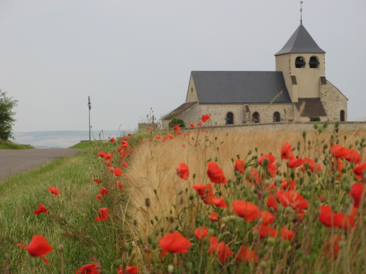 Coté sud , Eglise de St Hilaire. - Saint-Hilaire-sous-Romilly