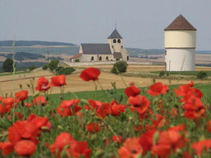 Eglise et chateau d'eau de St Hilaire sur fond des côtes de Champagne - Saint-Hilaire-sous-Romilly