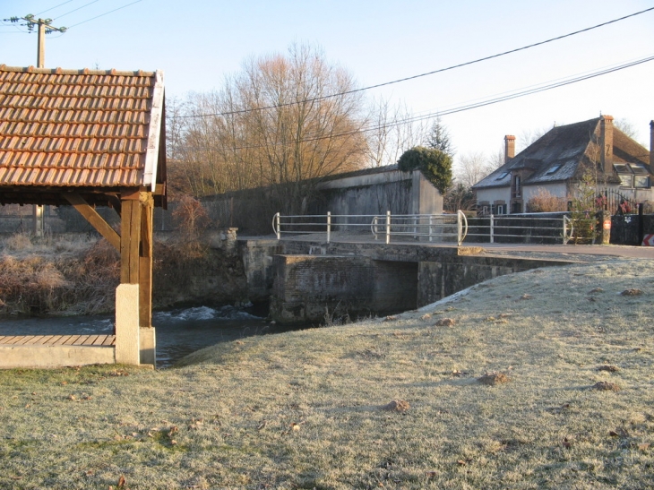 Pont de l'ancien moulin de St Hilaire, chemin de Mouille Cul - Saint-Hilaire-sous-Romilly