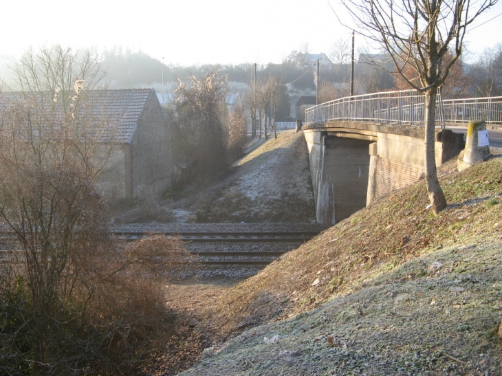 Pont sur la voie ferrée à St Hilaire, Allée des Tilleuls-Chemin de Mouille Cul. - Saint-Hilaire-sous-Romilly