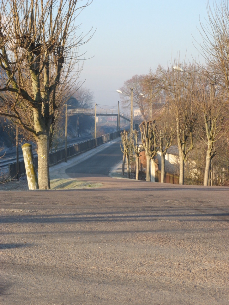 Allée des Tilleuls et passerelle sur la voie ferrée. - Saint-Hilaire-sous-Romilly