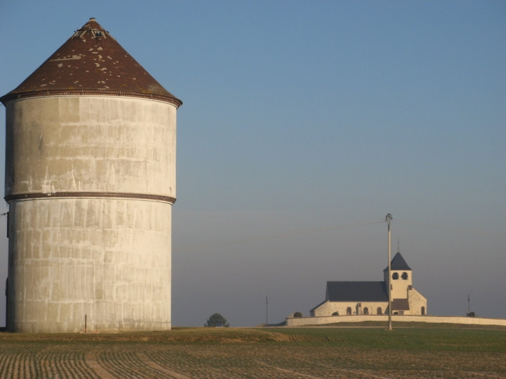 Château d'eau et église de St Hilaire - Saint-Hilaire-sous-Romilly