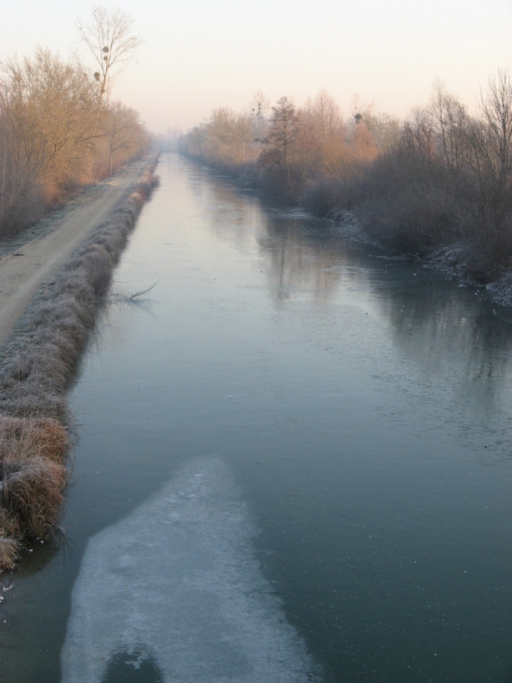 Canal gelé dans la traversée de St Hilaire - Saint-Hilaire-sous-Romilly