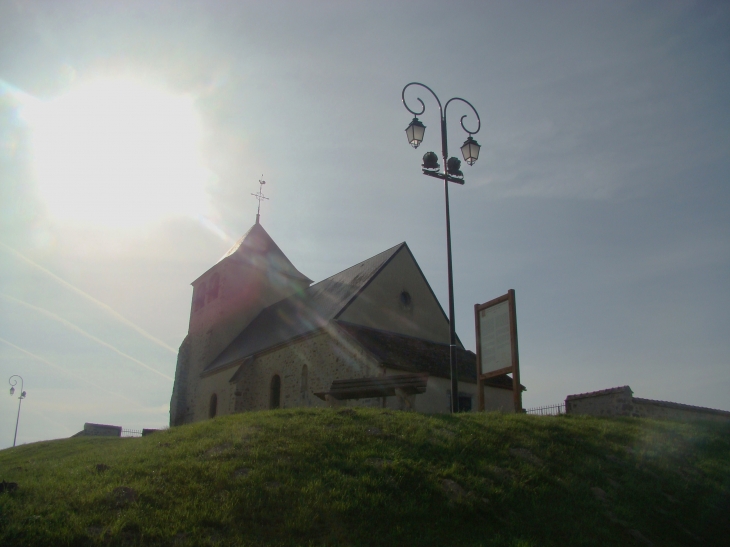 église parmis les fleurs   crédit J M - Saint-Hilaire-sous-Romilly